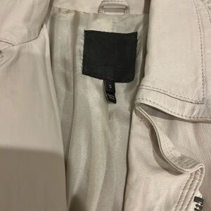 Vintage fitted cream color leather jacket with zipper details size SMALL